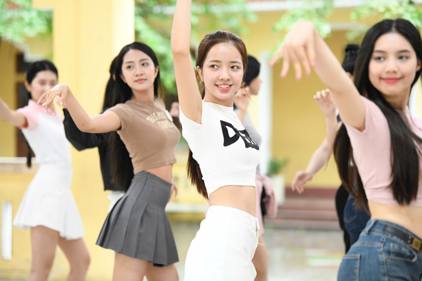 Mặc những bộ trang phục năng động, khỏe khoắn, dàn thí sinh không chỉ luyện tập chăm chỉ mà còn truyền cho nhau nguồn năng lượng tích cực. Dù lịch trình dày đặc, họ vẫn không quên giữ nụ cười trên môi, cổ vũ và gắn bó như những người bạn thân thiết.