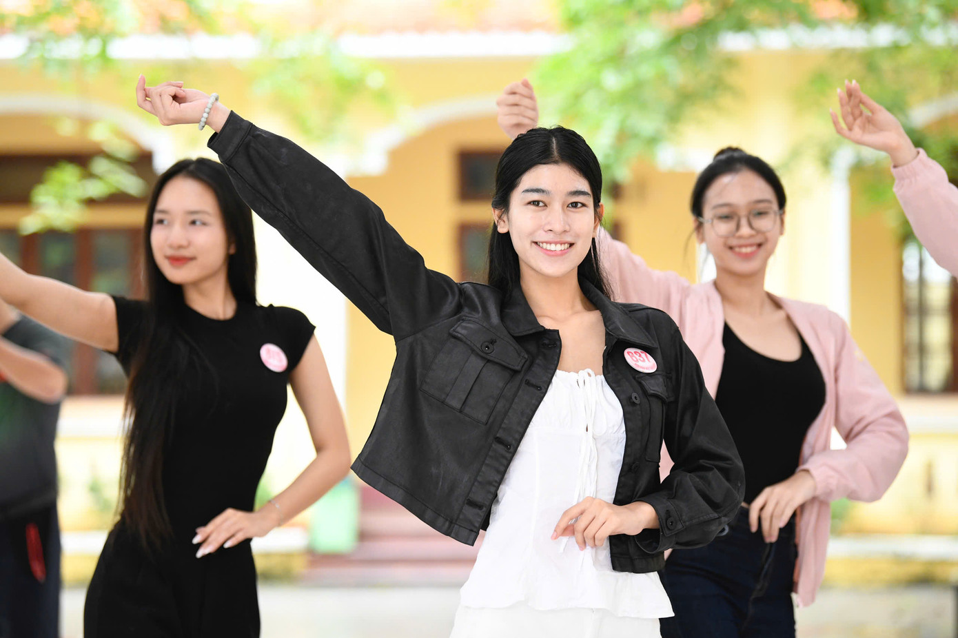 Bên cạnh đó, các gương mặt như Nguyễn Thanh Thảo, Bùi Thùy Nhiên, Võ Đoàn Bảo Hà ghi điểm nhờ ngoại hình ngọt ngào và phong cách tự nhiên, truyền cảm. Cô gái Huế Nguyễn Phương Nhi thì bày tỏ niềm tự hào khi được trình diễn ngay tại quê nhà: “Được toả sáng trên mảnh đất thân thương này là một vinh dự lớn trong đời”.