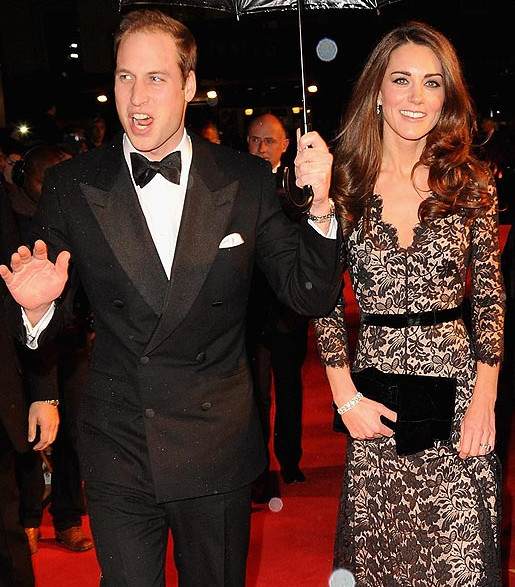 Hoàng tử William che mưa cho vợ mình trên thảm đỏ. 