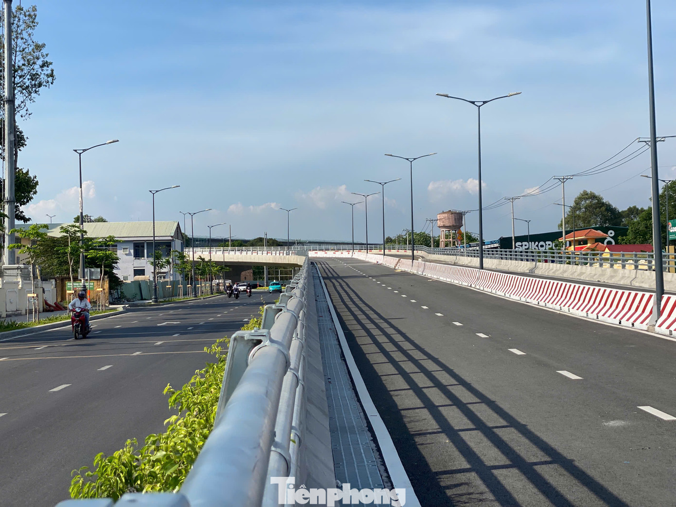 Phần cầu cạn rộng 17m, được thiết kế với 4 làn xe (mỗi hướng lưu thông có 2 làn xe).