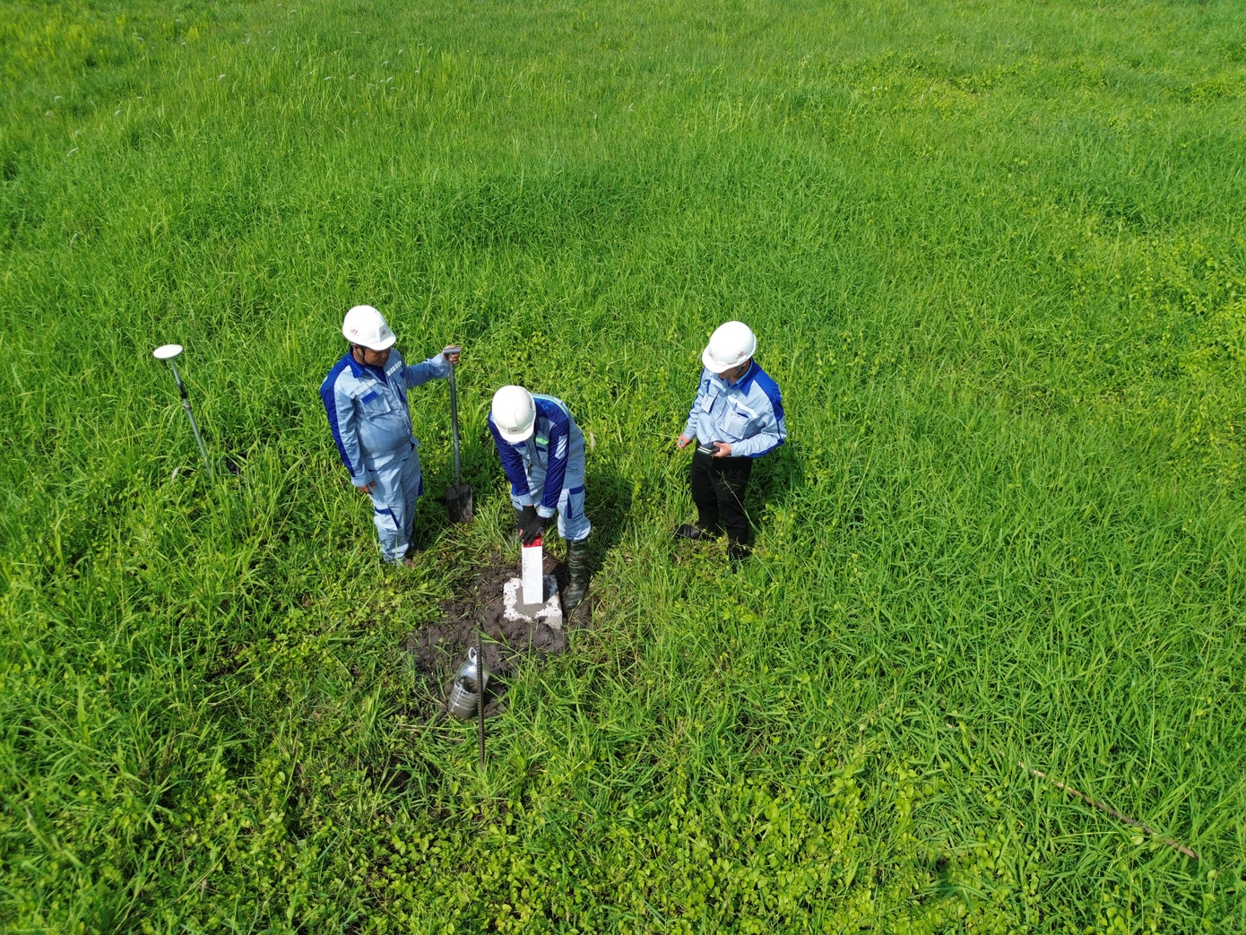 Đơn vị chuyên môn thực hiện cắm mốc ranh giới giải phóng mặt bằng dự án cao tốc TPHCM - Mộc Bài đoạn đi qua huyện Củ Chi. Ảnh: H.Q Đơn vị chuyên môn thực hiện cắm mốc ranh giới giải phóng mặt bằng dự án cao tốc TPHCM - Mộc Bài đoạn đi qua huyện Củ Chi. Ảnh: H.Q