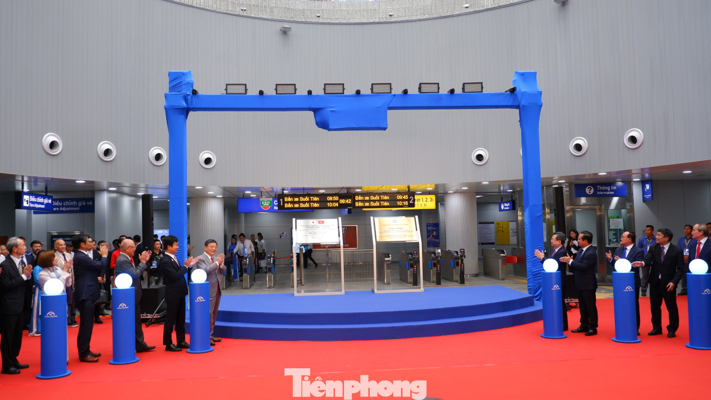 Lãnh đạo UBND TPHCM và đại diện Chính phủ Nhật Bản thực hiện nghi thức gắn biển công trình cho tuyến metro số 1. Ảnh: Hữu Huy Lãnh đạo UBND TPHCM và đại diện Chính phủ Nhật Bản thực hiện nghi thức gắn biển công trình cho tuyến metro số 1. Ảnh: Hữu Huy