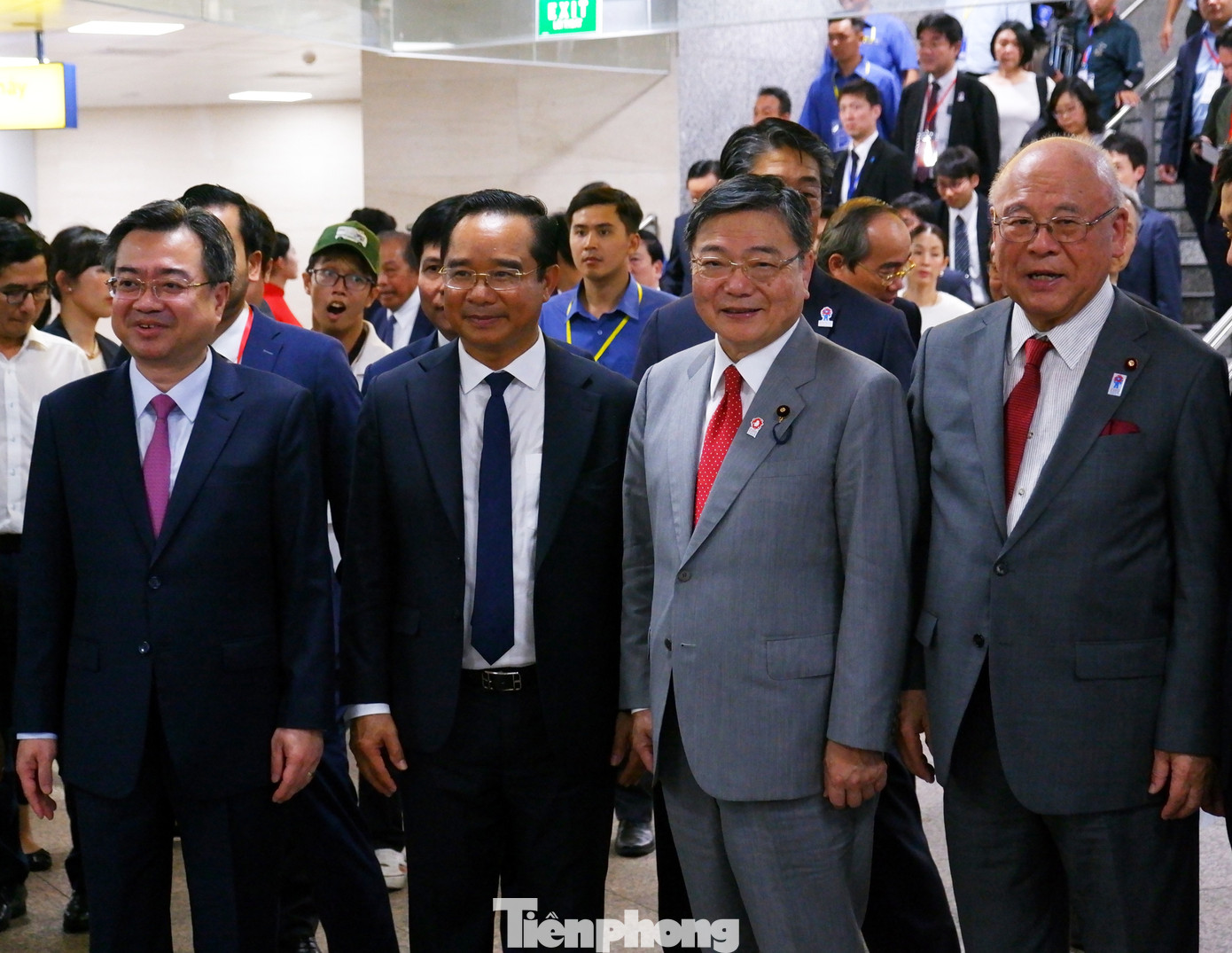 Từ trái sang phải: Phó Bí thư Thường trực Thành ủy TPHCM Nguyễn Thanh Nghị, Chủ tịch UBND TPHCM Nguyễn Văn Được cùng ông Furukawa Yasushi-Thứ trưởng Bộ Đất đai, Hạ tầng, Giao thông và Du lịch Nhật Bản xuống nhà ga Bến Thành để trải nghiệm tàu metro số 1. Ảnh: Hữu Huy Từ trái sang phải: Phó Bí thư Thường trực Thành ủy TPHCM Nguyễn Thanh Nghị, Chủ tịch UBND TPHCM Nguyễn Văn Được cùng ông Furukawa Yasushi-Thứ trưởng Bộ Đất đai, Hạ tầng, Giao thông và Du lịch Nhật Bản xuống nhà ga Bến Thành để trải nghiệm tàu metro số 1. Ảnh: Hữu Huy