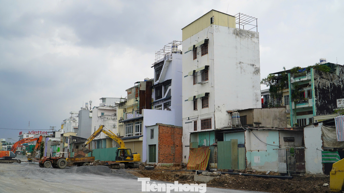 Chủ đầu tư cho biết, gói thầu 13 có tổng tiến độ khoảng 80%. Sau khi quận Tân Bình bàn giao toàn bộ mặt bằng vào cuối tháng 2, công trình đang tiếp tục được thi công hoàn thiện các hạng mục còn lại.