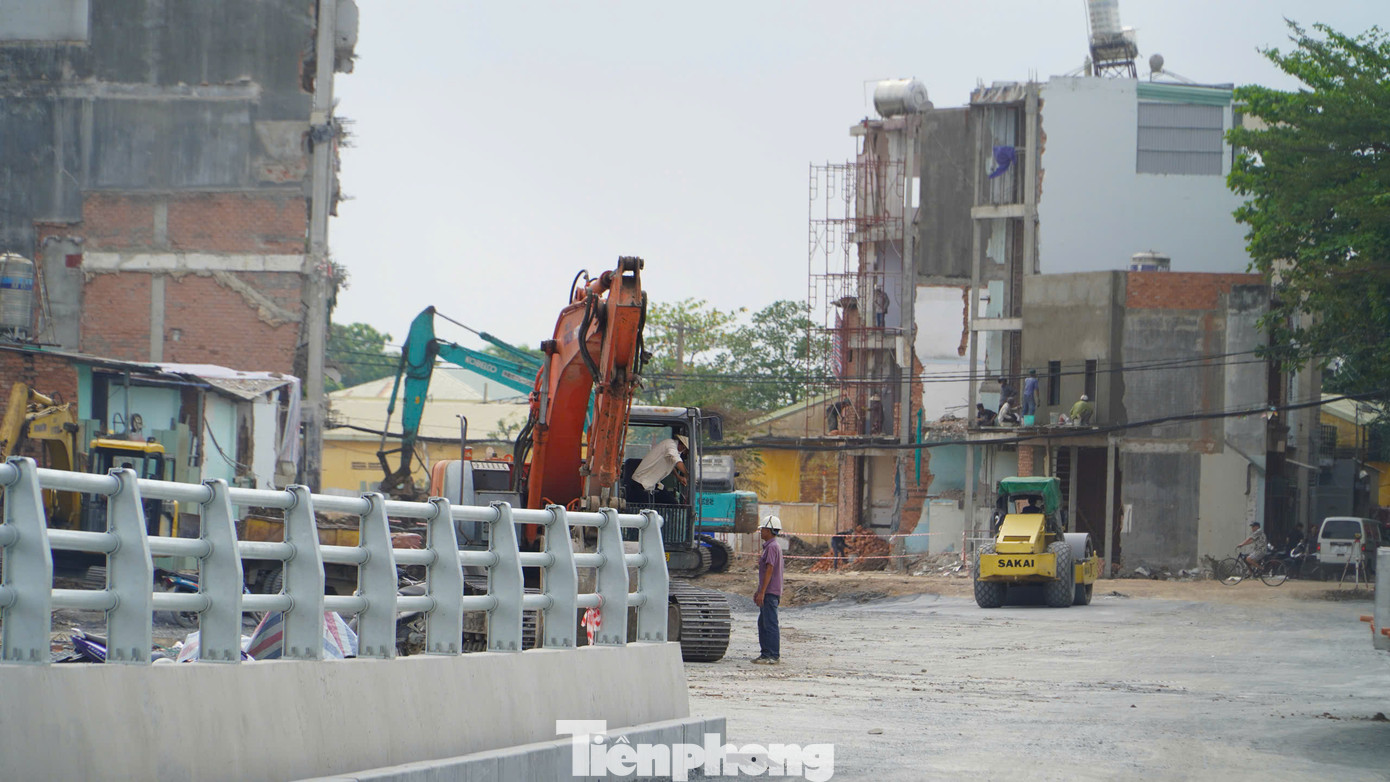 Theo Ban Giao thông TPHCM (chủ đầu tư) hiện nay cầu cạn (cầu vượt) 4 làn xe trước nhà ga T3 đã được xây dựng xong.