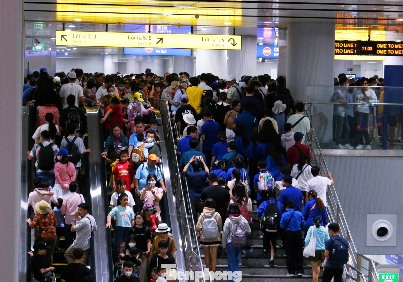 Rất đông người dân đến ga Bến Thành để đi tàu metro số 1 TPHCM trong buổi sáng 9/3. Ảnh: Hữu Huy Rất đông người dân đến ga Bến Thành để đi tàu metro số 1 TPHCM trong buổi sáng 9/3. Ảnh: Hữu Huy