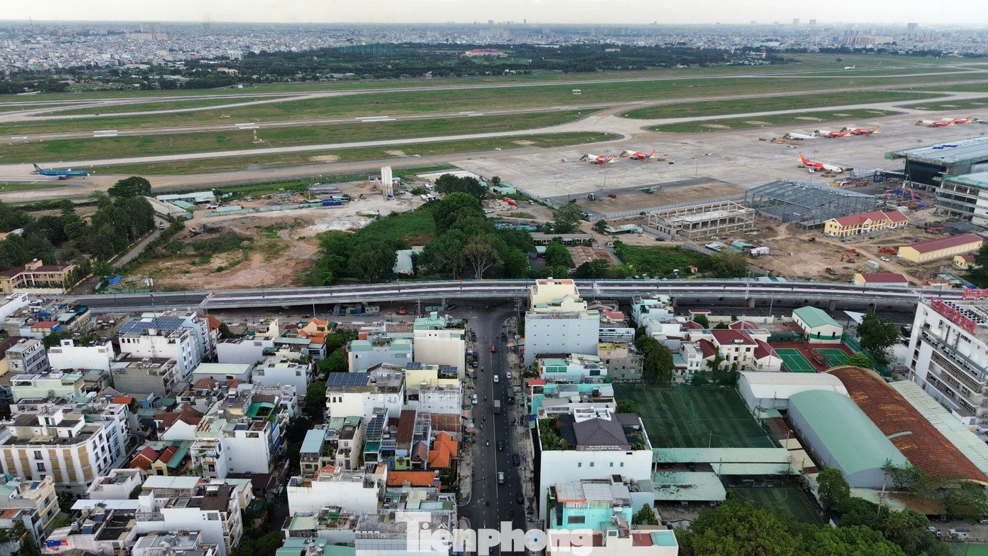 Dự án có tổng đầu tư hơn 4.800 tỷ đồng, dài khoảng 4 km, bao gồm xây dựng đường nhánh, cầu cạn và hầm chui. Trong ảnh là phần cầu cạn (cầu vượt) trước khu vực nhà ga T3.