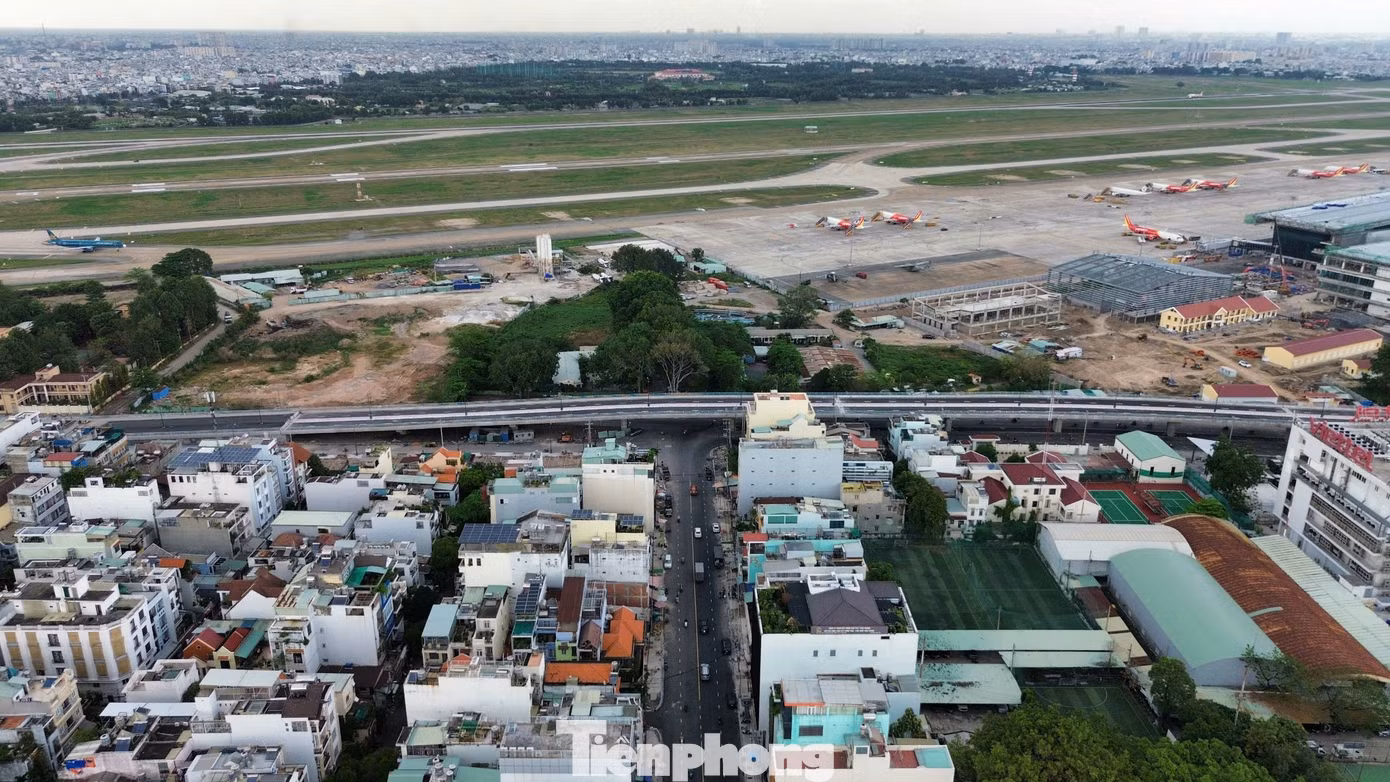 Dự án có tổng đầu tư hơn 4.800 tỷ đồng, dài khoảng 4 km, bao gồm xây dựng đường nhánh, cầu cạn và hầm chui. Trong ảnh là phần cầu cạn (cầu vượt) trước khu vực nhà ga T3.