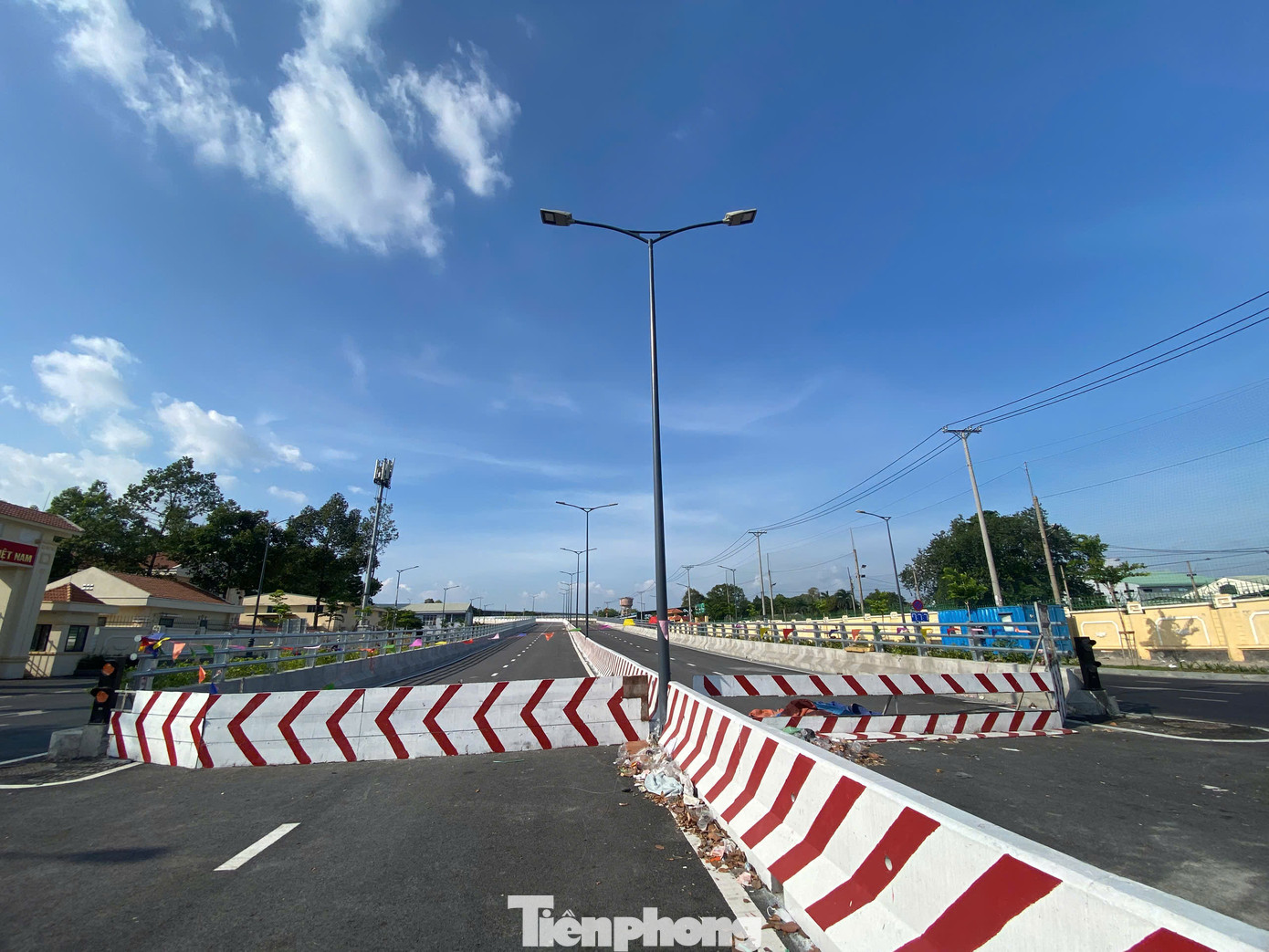 Hiện nay, hạng mục cầu cạn đã hoàn thiện, các hạng mục như thảm nhựa, vạch chỉ dẫn, đèn chiếu sáng, lan can đều được hoàn thành và sẵn sàng thông xe trong tháng 4 sắp tới.