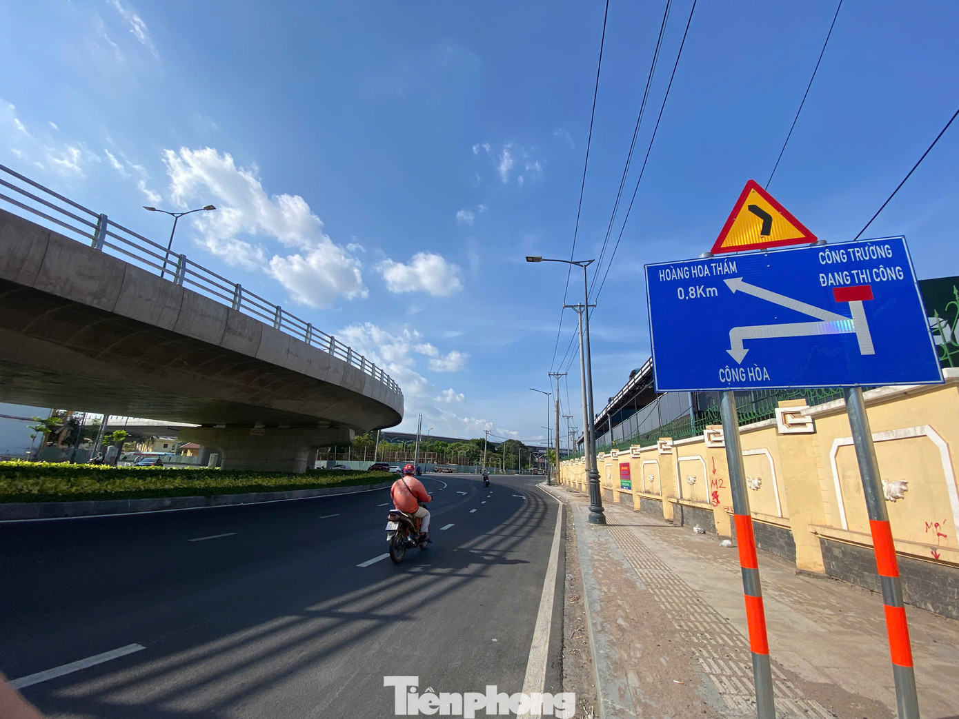 Cầu cạn (cầu vượt đi trên cao) có chiều dài gần 1km, bắt đầu từ đoạn đường nối Trần Quốc Hoàn - Cộng Hòa, giao với đường 18E và kết thúc tại nút giao Hoàng Hoa Thám.