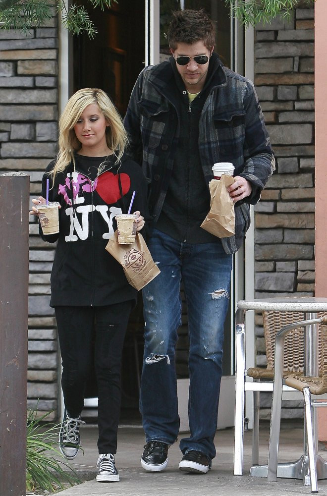 Kết hợp ăn ý với trang phục dạo phố 