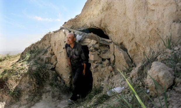 Ông Zhu Keming bên ngoài hang Ông Zhu Keming bên ngoài hang