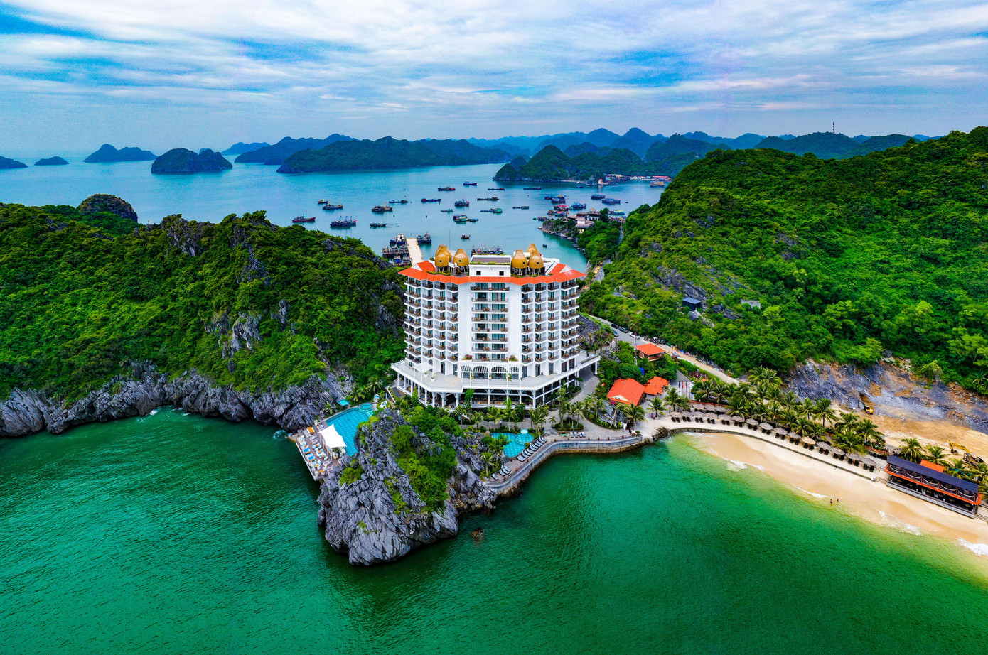 Một bãi tắm trên vịnh Lan Hạ, quần đảo Cát Bà. Ảnh: Đức nghĩa