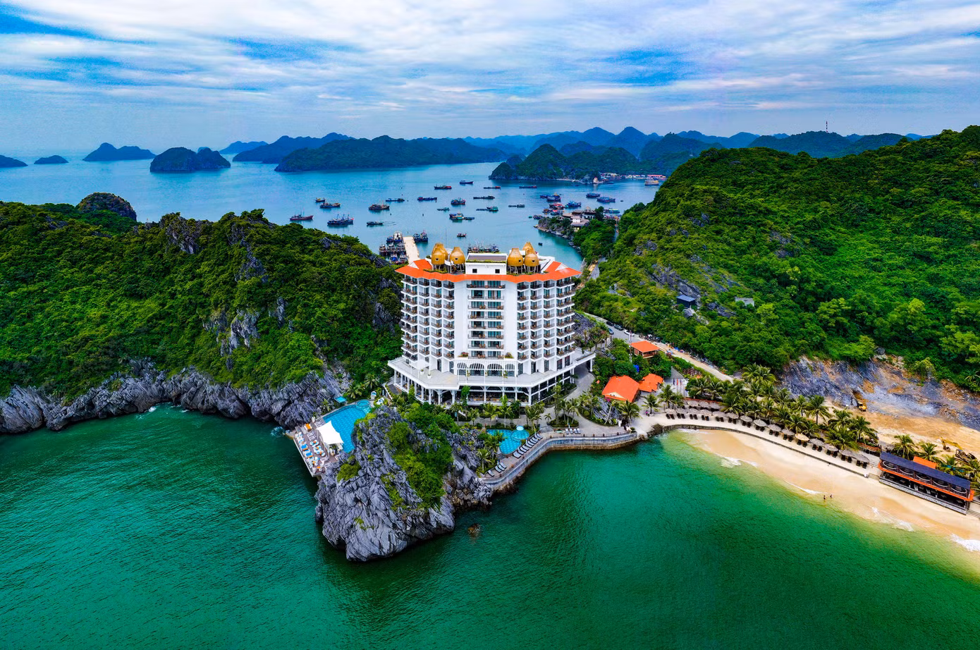 Một bãi tắm trên vịnh Lan Hạ, quần đảo Cát Bà. Ảnh: Đức nghĩa Một bãi tắm trên vịnh Lan Hạ, quần đảo Cát Bà. Ảnh: Đức nghĩa