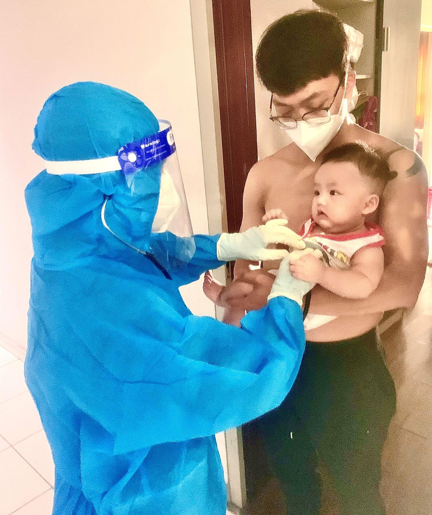 Thượng sỹ Nguyễn Thị Duyên thăm khám cho một em nhỏ là F0 ở TPHCM