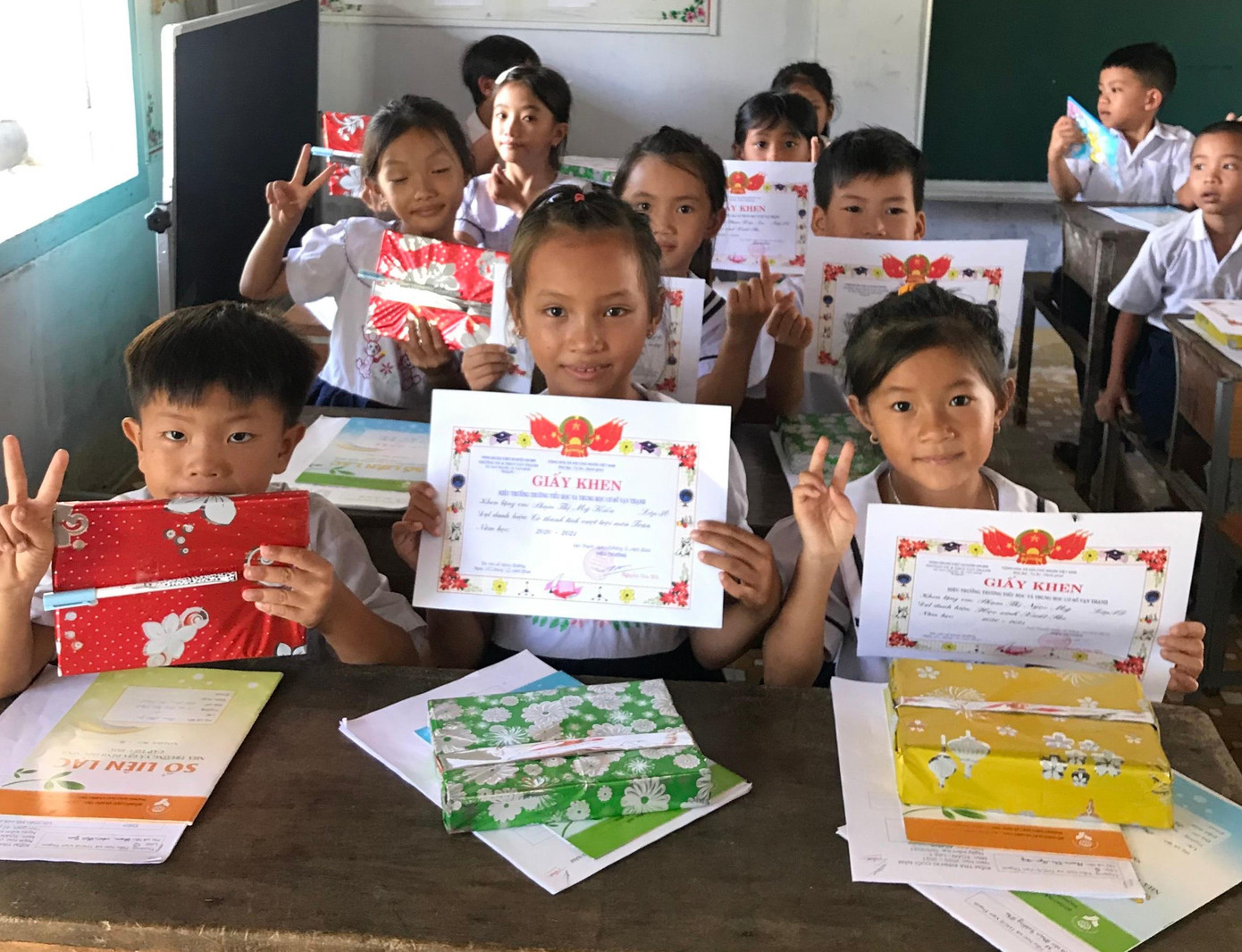 Các em học sinh thôn đảo Điệp Sơn được nhận giấy khen của trường Tiểu học và Trung học cơ sở Vạn Thạnh Các em học sinh thôn đảo Điệp Sơn được nhận giấy khen của trường Tiểu học và Trung học cơ sở Vạn Thạnh