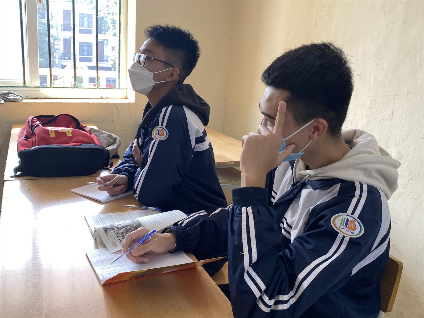 Phụ huynh cho biết, trẻ có biểu hiện thu mình, ngại giao tiếp sau một thời gian dài học trực tuyến. Ảnh: Quỳnh Anh Phụ huynh cho biết, trẻ có biểu hiện thu mình, ngại giao tiếp sau một thời gian dài học trực tuyến. Ảnh: Quỳnh Anh