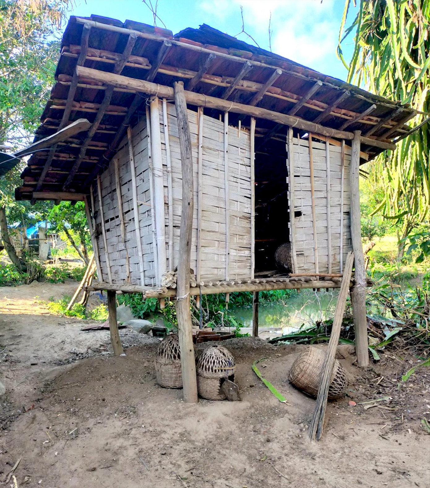 Một trong tổng số các chuồng gà được Xã Đoàn làm cho các em nhỏ Một trong tổng số các chuồng gà được Xã Đoàn làm cho các em nhỏ