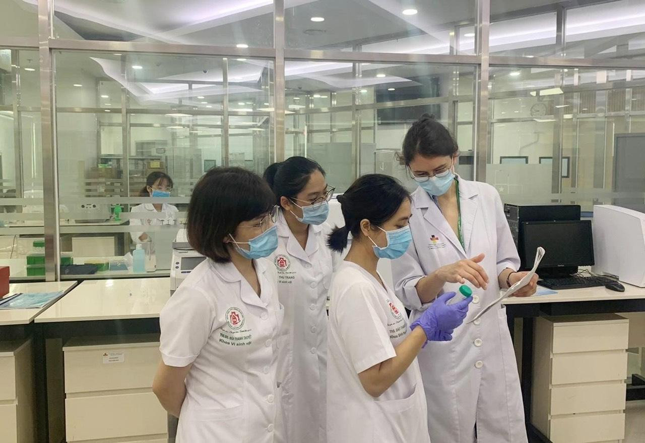 Các bác sĩ BV Trung ương Quân đội 108 giải trình tự gen ca bệnh Omicron đầu tiên tại Việt Nam