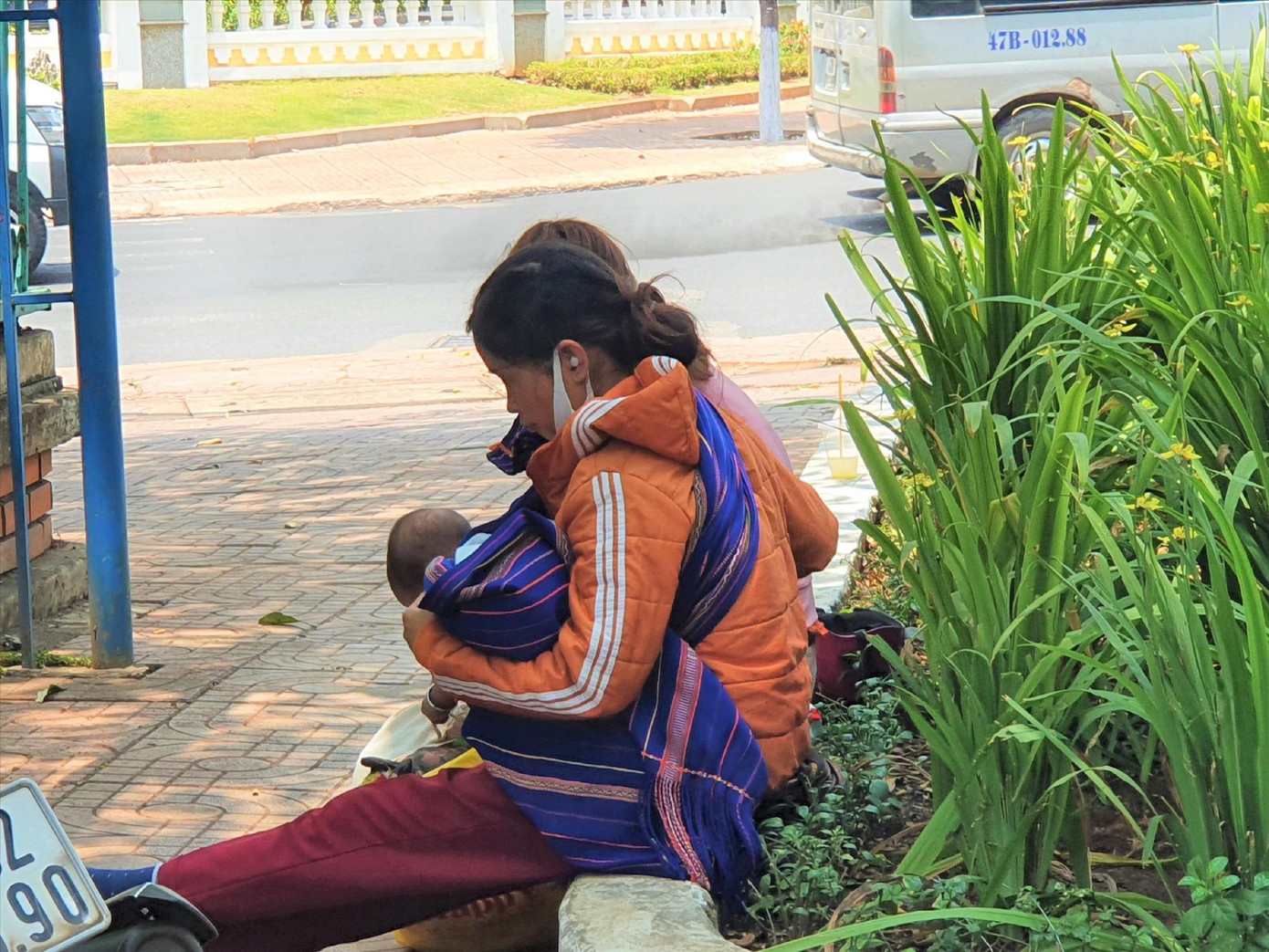 Bị cáo H’ Ngon Niê ôm con nhỏ đến tòa