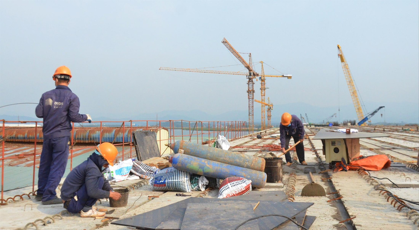 Công nhân ngày đêm thi công cầu Cửa Lục 1 tại TP Hạ Long