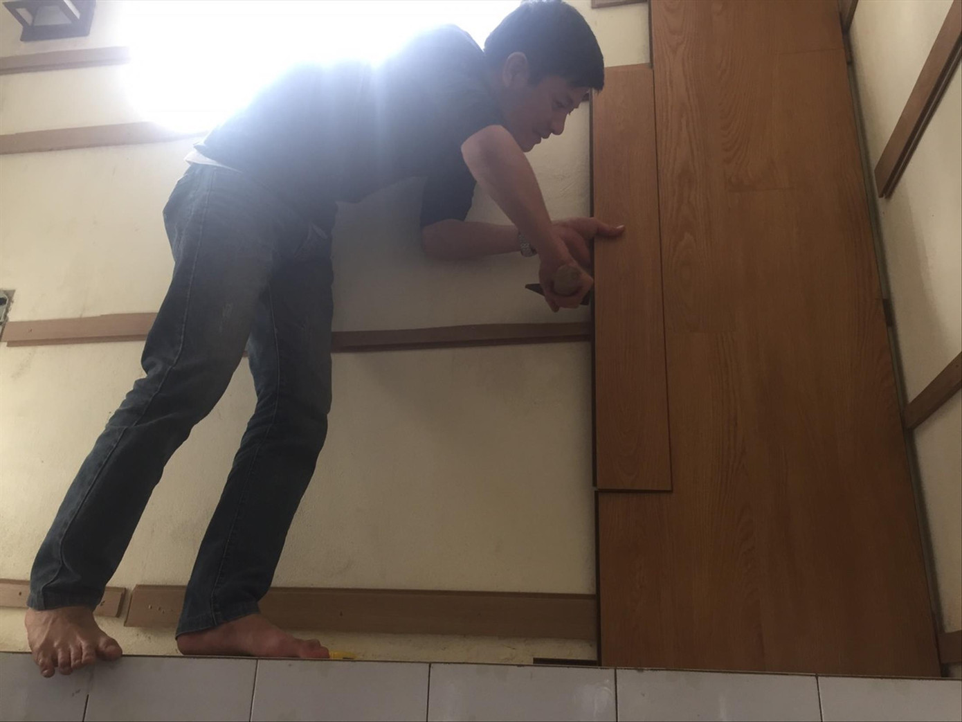 Sau khi bị con nuôi Đường “Nhuệ” là Tiến “trắng” cùng đồng bọn đánh gây tổn hại đến 43% sức khỏe, anh Trần Ngọc Hoàng phải bán xe, lên Hà Nội làm thuê. Ảnh: Hoàng Long Sau khi bị con nuôi Đường “Nhuệ” là Tiến “trắng” cùng đồng bọn đánh gây tổn hại đến 43% sức khỏe, anh Trần Ngọc Hoàng phải bán xe, lên Hà Nội làm thuê. Ảnh: Hoàng Long