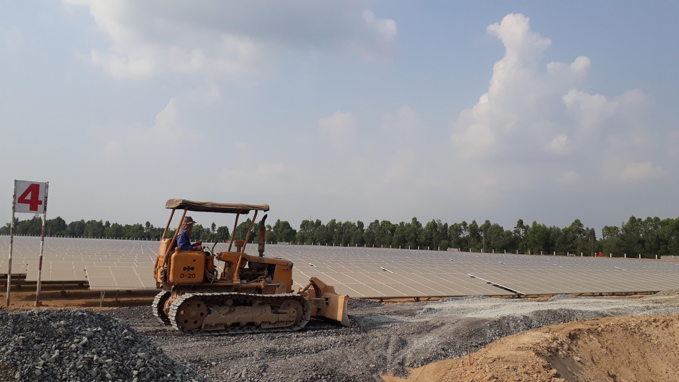 Bài toán khó đang chờ tân Bộ trưởng Công Thương là việc xử lý tình trạng bùng nổ dự án điện mặt trời (trong ảnh, một dự án điện mặt trời do nhà đầu tư tư nhân triển khai tại Bình Thuận) Bài toán khó đang chờ tân Bộ trưởng Công Thương là việc xử lý tình trạng bùng nổ dự án điện mặt trời (trong ảnh, một dự án điện mặt trời do nhà đầu tư tư nhân triển khai tại Bình Thuận)