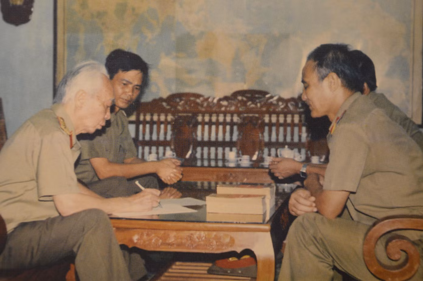 Đại tướng Võ Nguyên Giáp viết lời giới thiệu cho cuốn lịch sử kỷ niệm 45 năm ngày truyền thống Lữ đoàn 144 (1951-1996)
