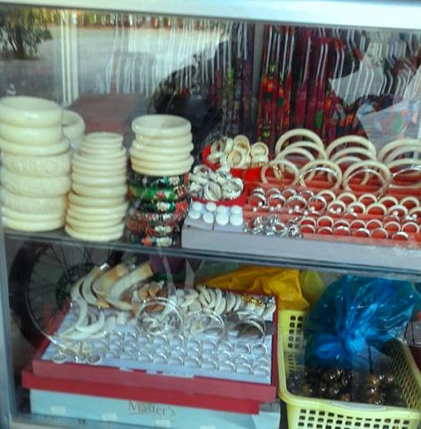 Những chiếc nhẫn gắn lông đuôi voi được bày bán ở các quầy hàng Những chiếc nhẫn gắn lông đuôi voi được bày bán ở các quầy hàng