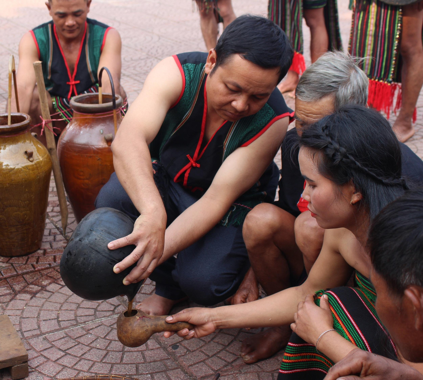Rượu được trộn với huyết con vật hiến tế Rượu được trộn với huyết con vật hiến tế