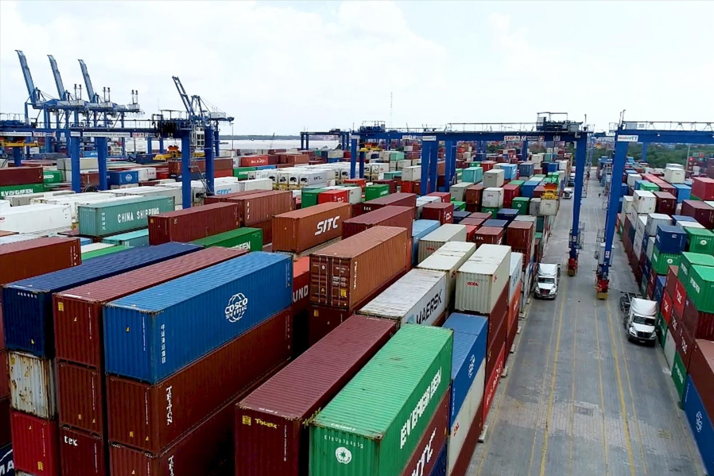 Cảng Cát Lái bị ùn ứ - Ảnh: Ngô Bình Cảng Cát Lái bị ùn ứ - Ảnh: Ngô Bình