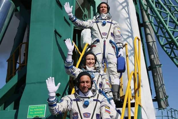 Các phi hành gia và diễn viên từ biệt công chúng