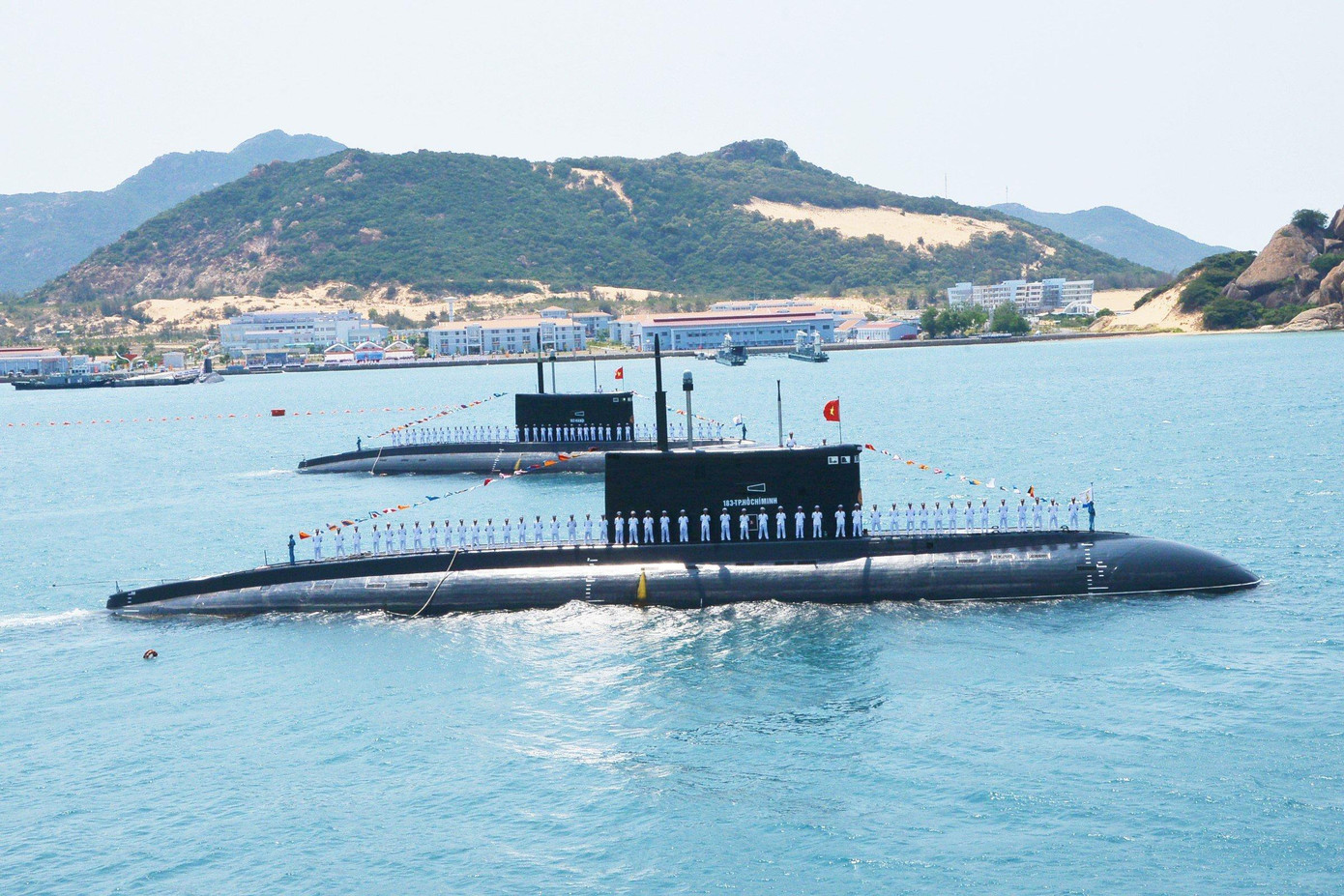 Duyệt đội hình tàu ngầm trong lễ kỷ niệm 60 năm thành lập Hải quân nhân dân Việt Nam (tháng 5/2015)