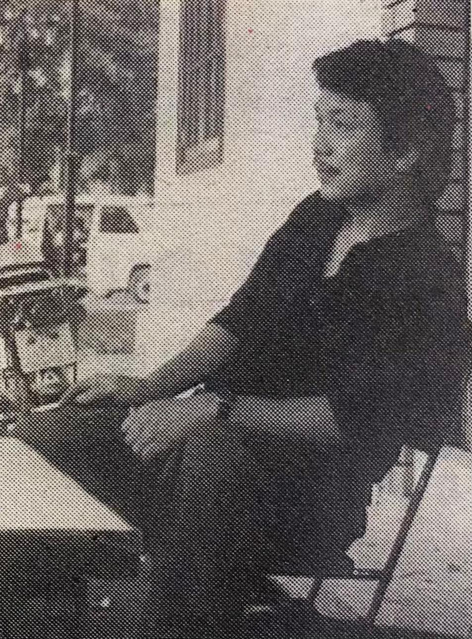 Ảnh Phú Quang in kèm bài báo “ Phải cộng thêm hơn 40 năm của cuộc đời tôi” năm 1993 Ảnh Phú Quang in kèm bài báo “ Phải cộng thêm hơn 40 năm của cuộc đời tôi” năm 1993