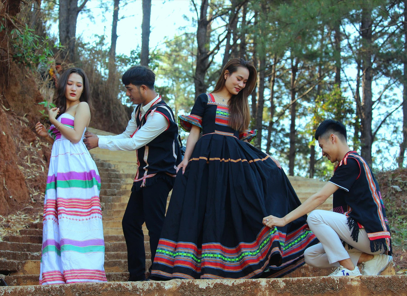 Những chiếc váy cưới được thiết kế theo phong cách truyền thống và hiện đại