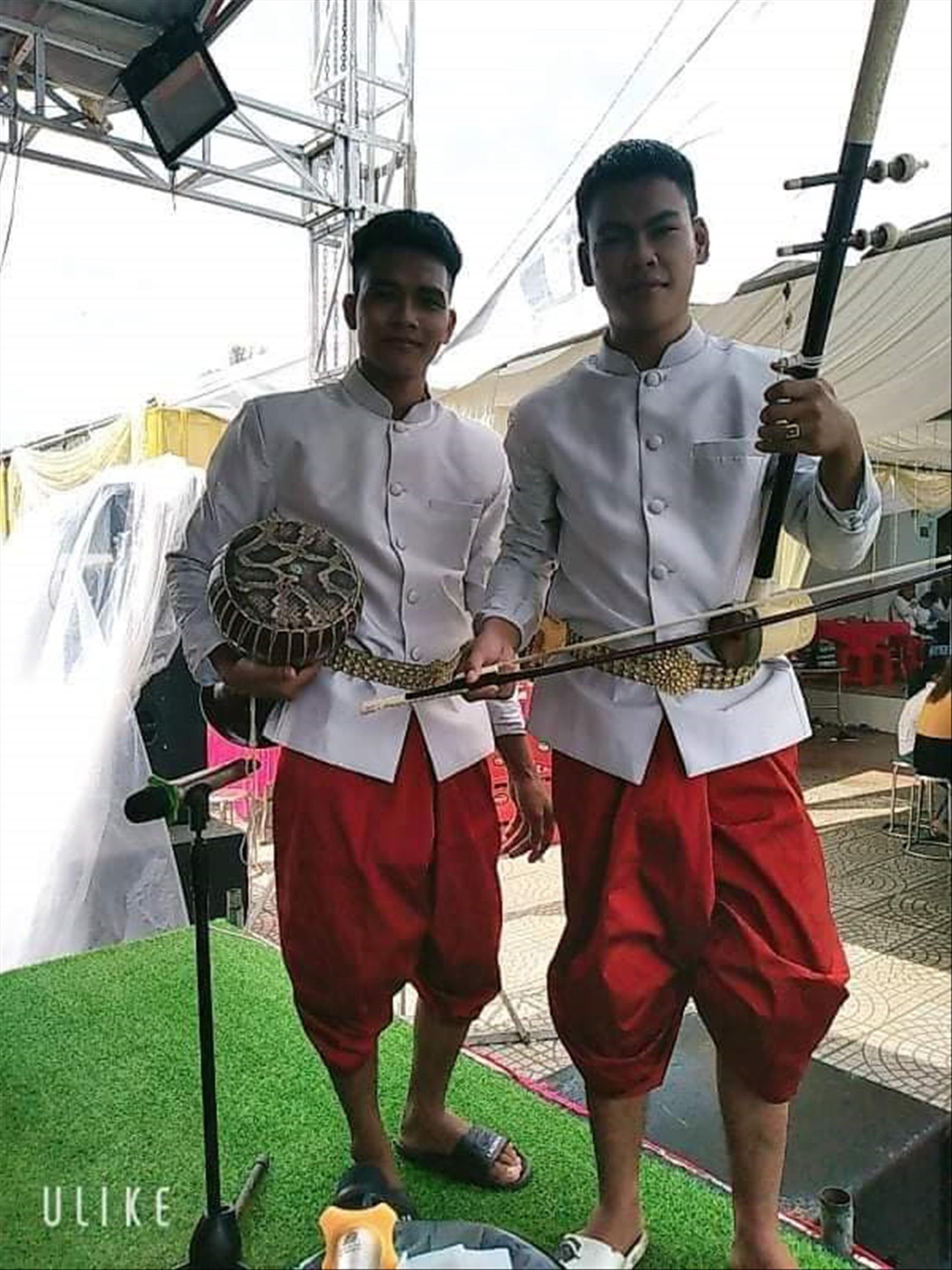 Kim Đạt (bên phải) với nhạc cụ truyền thống