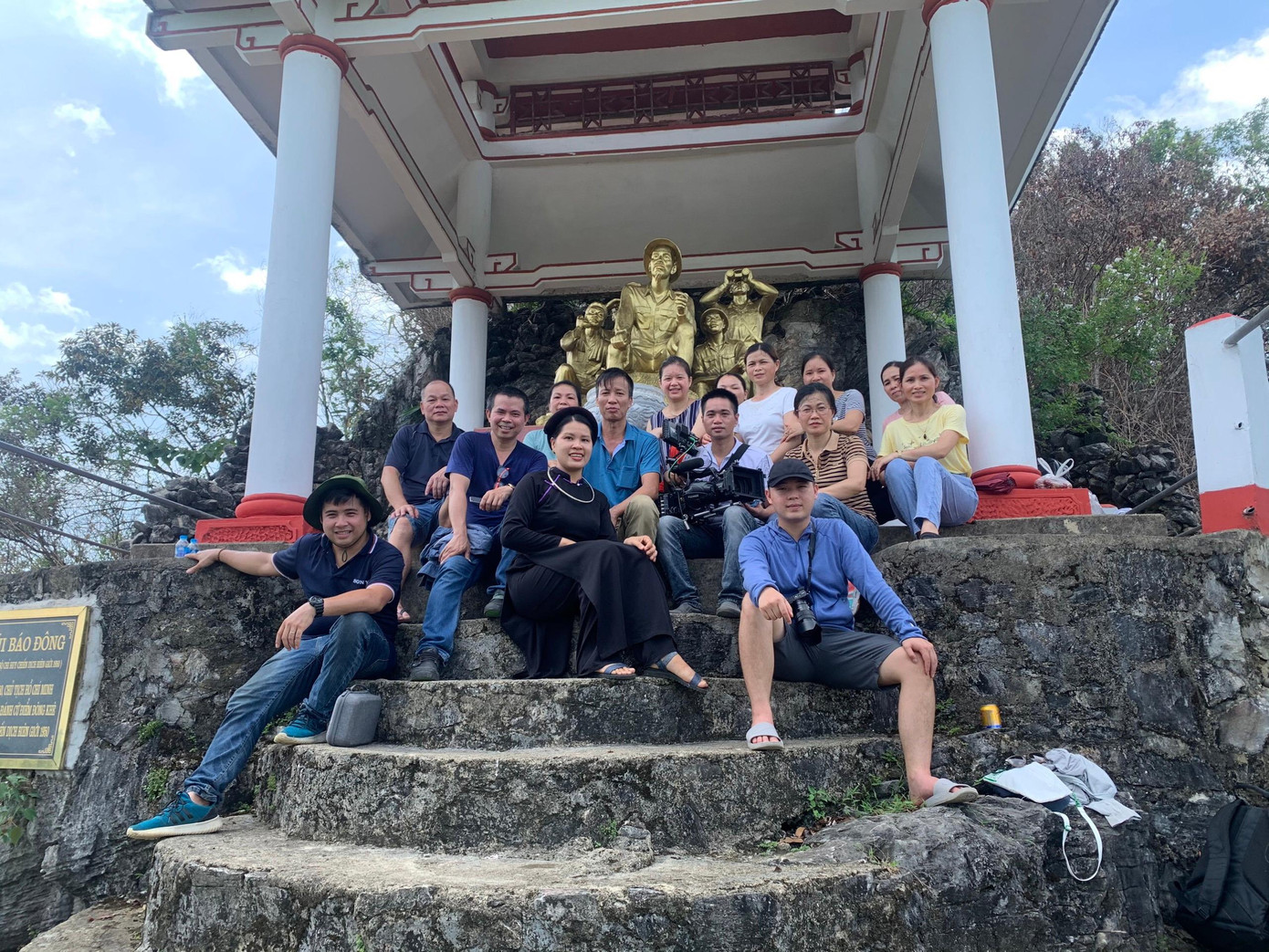 Kỷ niệm đáng nhớ bên tượng Bác Hồ chỉ đạo chiến dịch Đông Khê. Ảnh: NVCC Kỷ niệm đáng nhớ bên tượng Bác Hồ chỉ đạo chiến dịch Đông Khê. Ảnh: NVCC