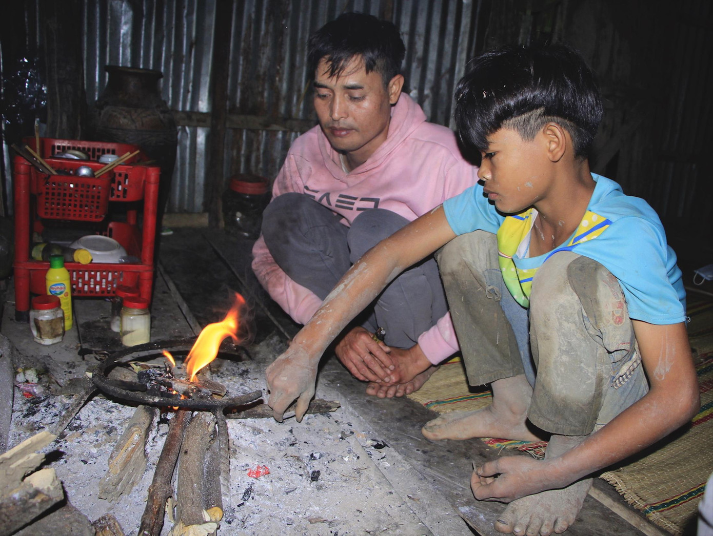 Đinh Văn Nguyên cùng bố nhóm bếp Đinh Văn Nguyên cùng bố nhóm bếp