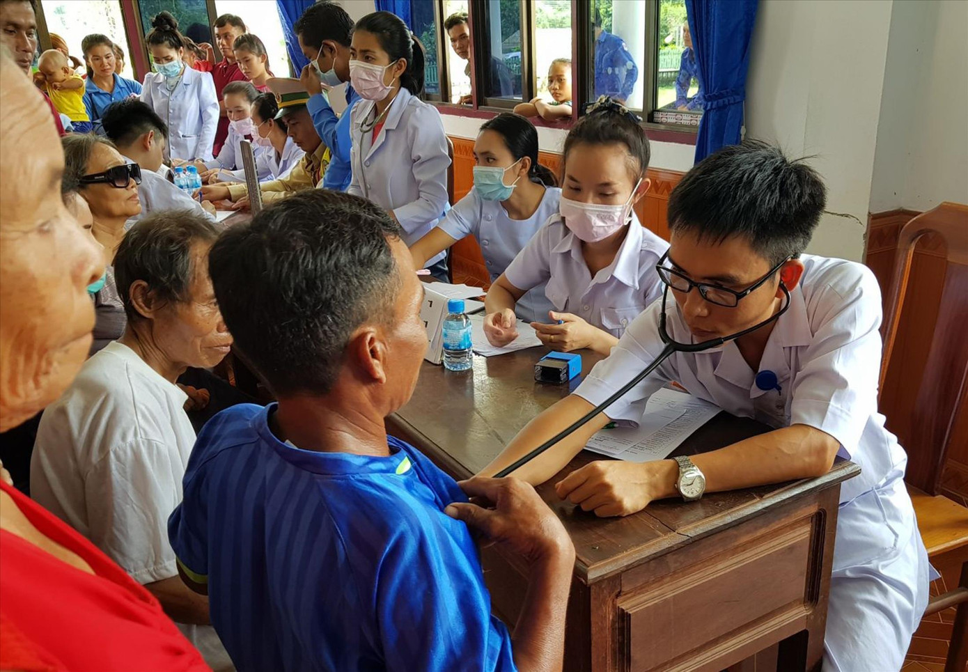 Đoàn thầy thuốc trẻ tình nguyện Hà Tĩnh khám, tư vấn sức khỏe và phát thuốc miễn phí cho người dân tại tỉnh Khăm Muộn năm 2019. Ảnh: Bùi Hoàng Dương Đoàn thầy thuốc trẻ tình nguyện Hà Tĩnh khám, tư vấn sức khỏe và phát thuốc miễn phí cho người dân tại tỉnh Khăm Muộn năm 2019. Ảnh: Bùi Hoàng Dương