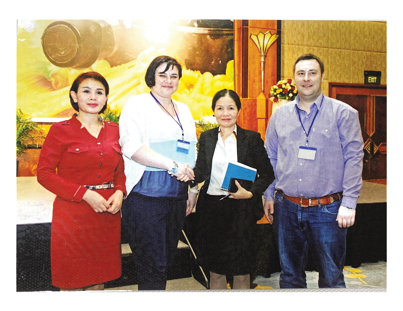 Bà Hương trong một buổi làm việc cùng đối tác nước ngoài, ve cổ áo mang quốc kỳ Đức là trang phục đặc trưng của công ty Bà Hương trong một buổi làm việc cùng đối tác nước ngoài, ve cổ áo mang quốc kỳ Đức là trang phục đặc trưng của công ty