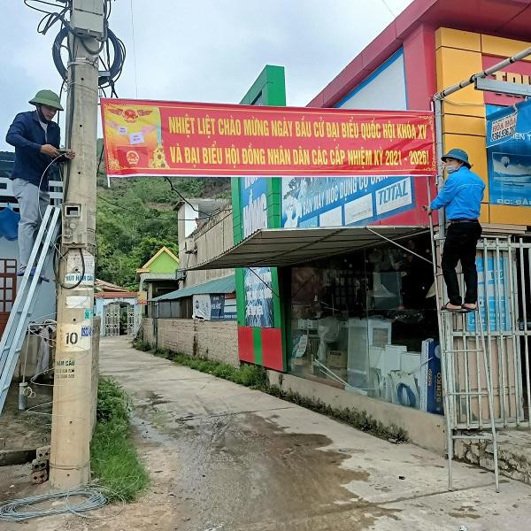 Đoàn viên thanh niên treo băng khẩu hiệu tuyên truyền bầu cử Đoàn viên thanh niên treo băng khẩu hiệu tuyên truyền bầu cử