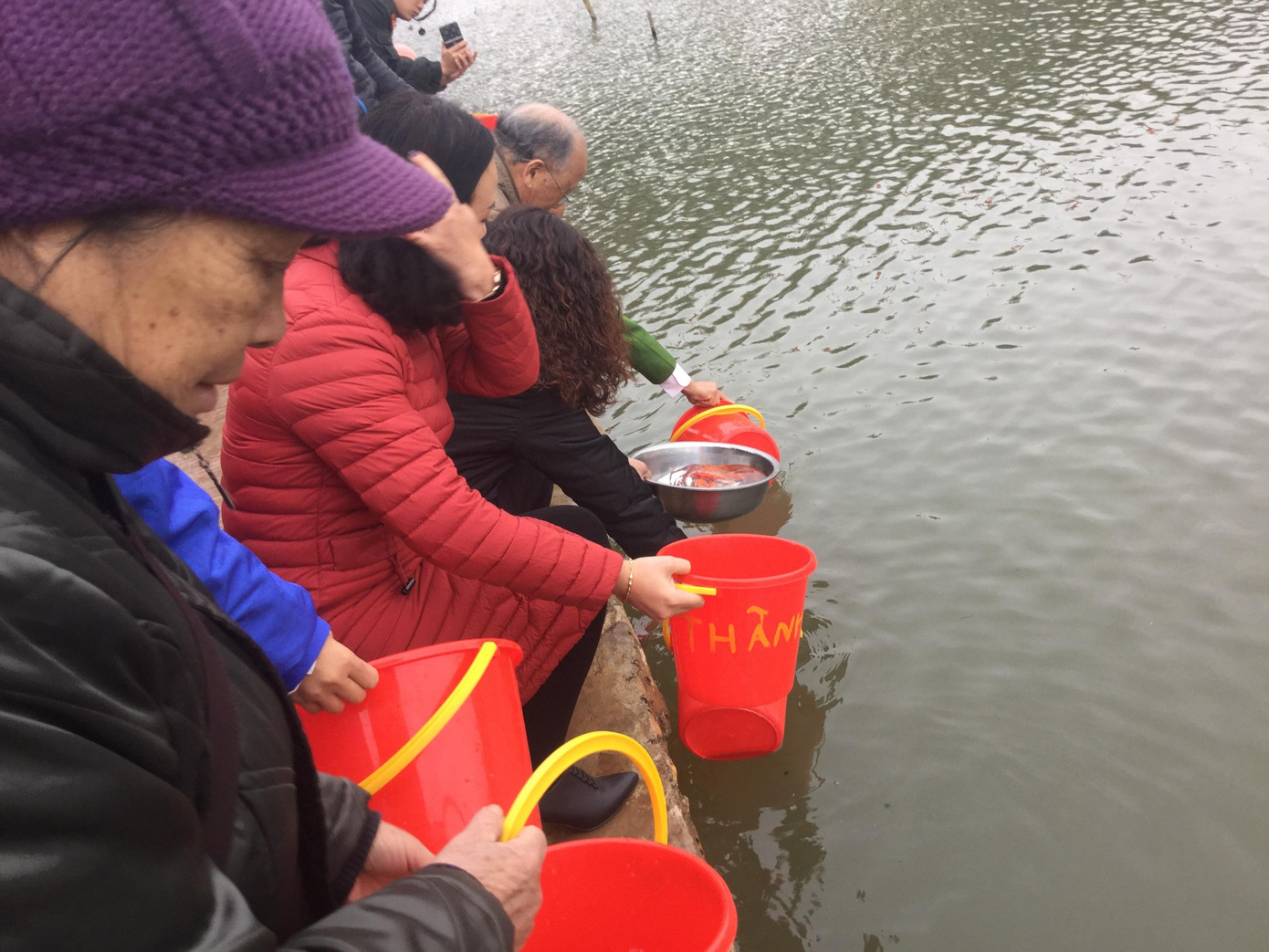 Người dân tích cực thả cá xuống sông Kỳ Cùng, duy trì nguồn lợi thủy sản. Ảnh: Duy Chiến