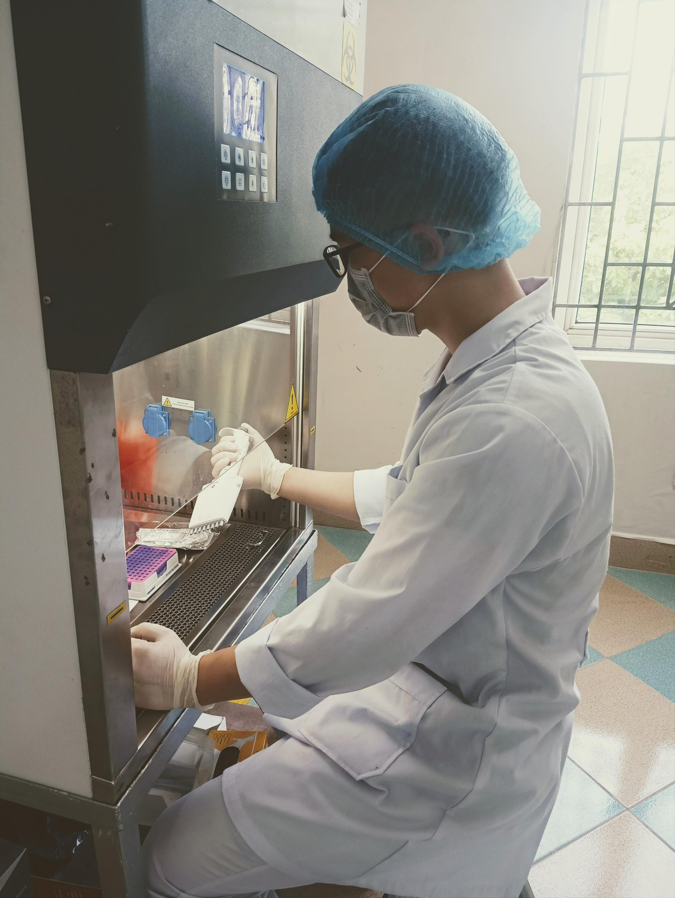 Thượng sĩ Mai Tiến Dũng thực hiện nhiệm vụ tại CDC Bắc Giang Thượng sĩ Mai Tiến Dũng thực hiện nhiệm vụ tại CDC Bắc Giang