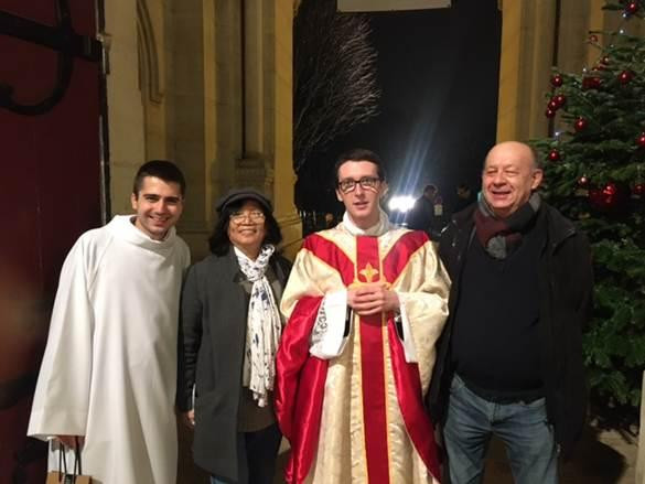 Chụp ảnh kỷ niệm cùng cha cố