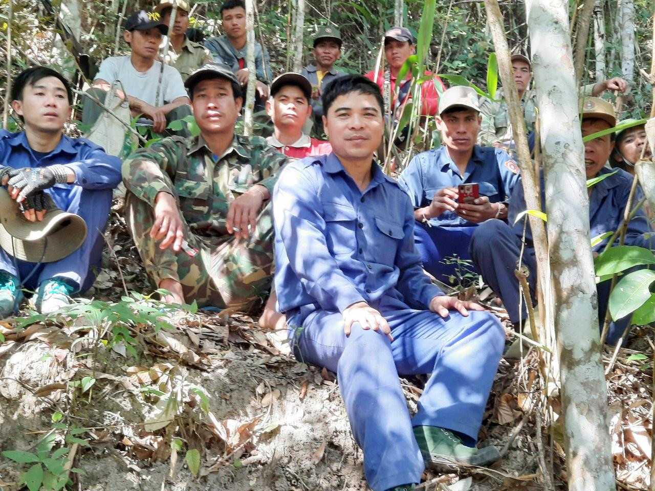 Phút nghỉ ngơi của cán bộ, chiến sỹ Đội Quy tập và người dân trong rừng Phút nghỉ ngơi của cán bộ, chiến sỹ Đội Quy tập và người dân trong rừng