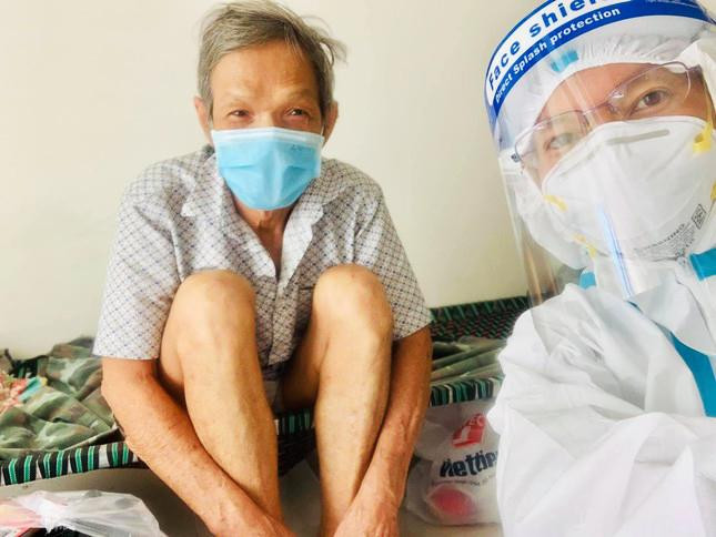 Sư cô Nhuận Bình bên bệnh nhân F0 vừa khỏi bệnh