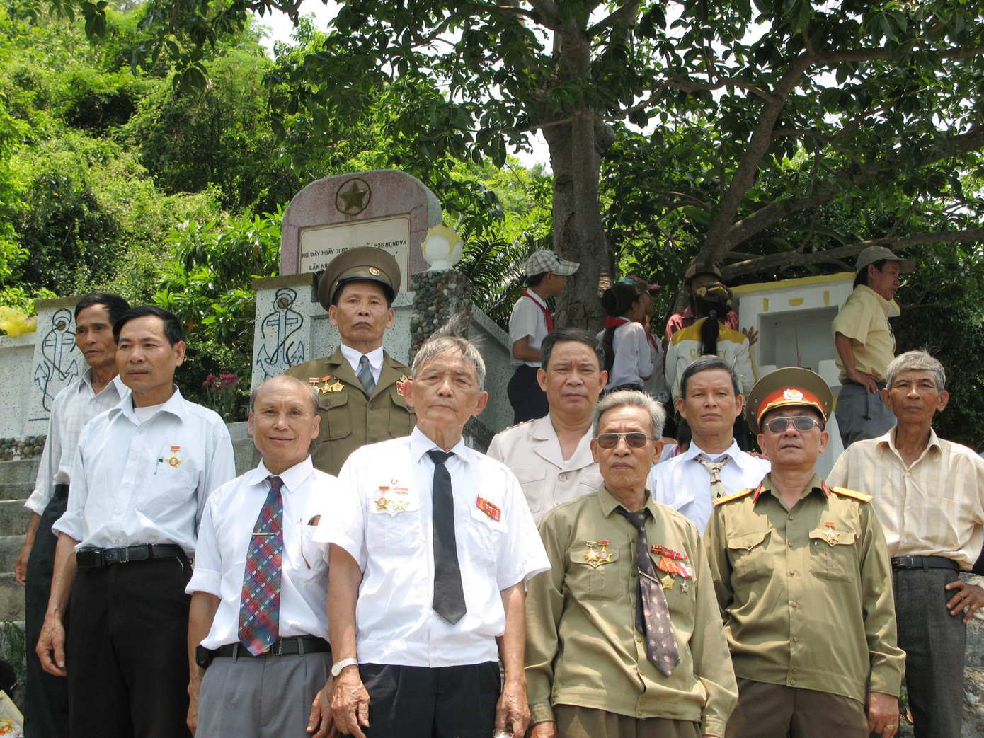 Các cựu binh tàu C235 và các cựu thành viên Đội HB19 tại nơi đón tàu C235 năm xưa. (ẢNH DO CCB ĐẶNG VĂN HẢI CUNG CẤP) Các cựu binh tàu C235 và các cựu thành viên Đội HB19 tại nơi đón tàu C235 năm xưa. (ẢNH DO CCB ĐẶNG VĂN HẢI CUNG CẤP)