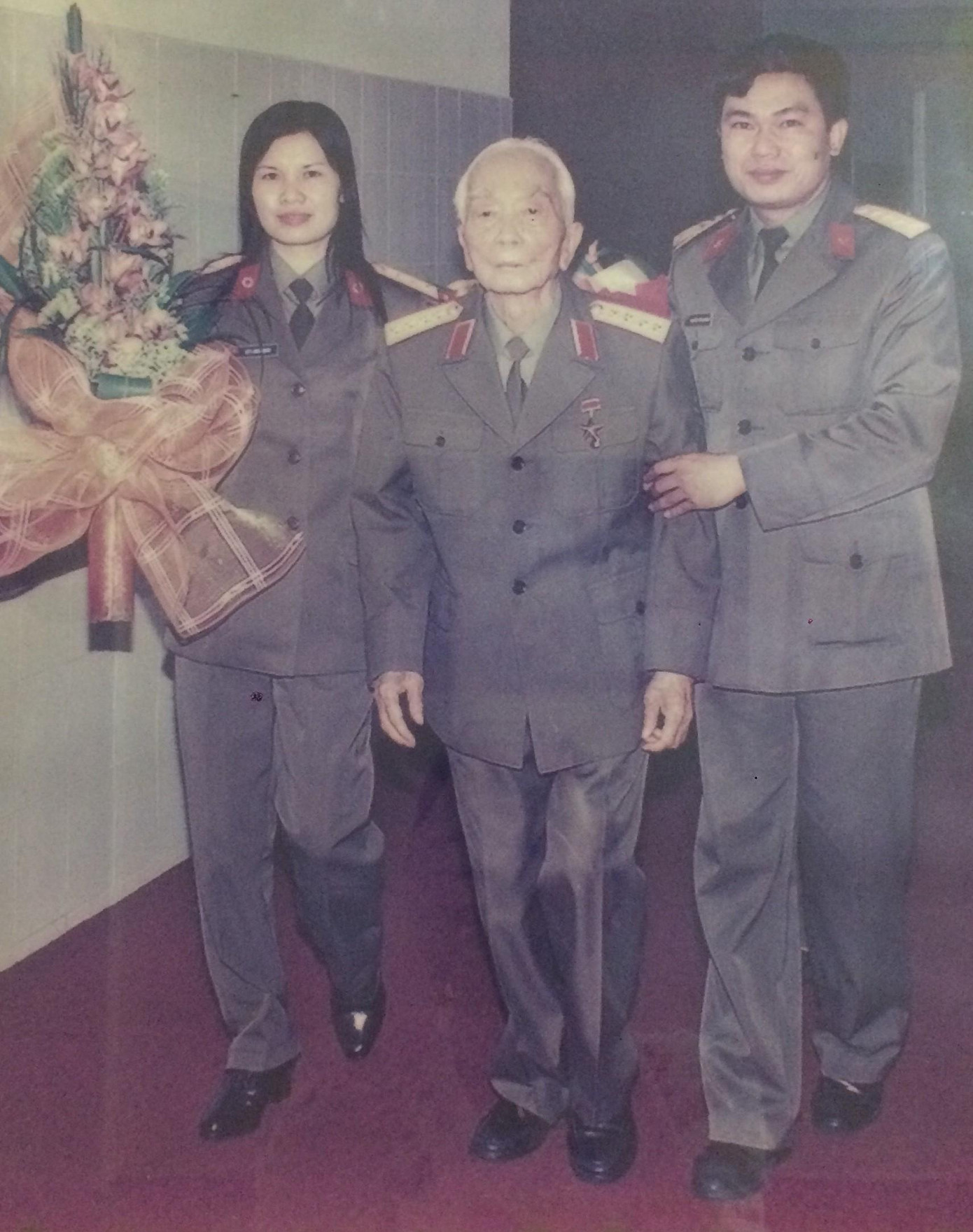 Bức ảnh vô giá chụp cùng Đại tướng được Trung tá Nguyễn Tiến Ngành treo trang trọng trong nhà Bức ảnh vô giá chụp cùng Đại tướng được Trung tá Nguyễn Tiến Ngành treo trang trọng trong nhà