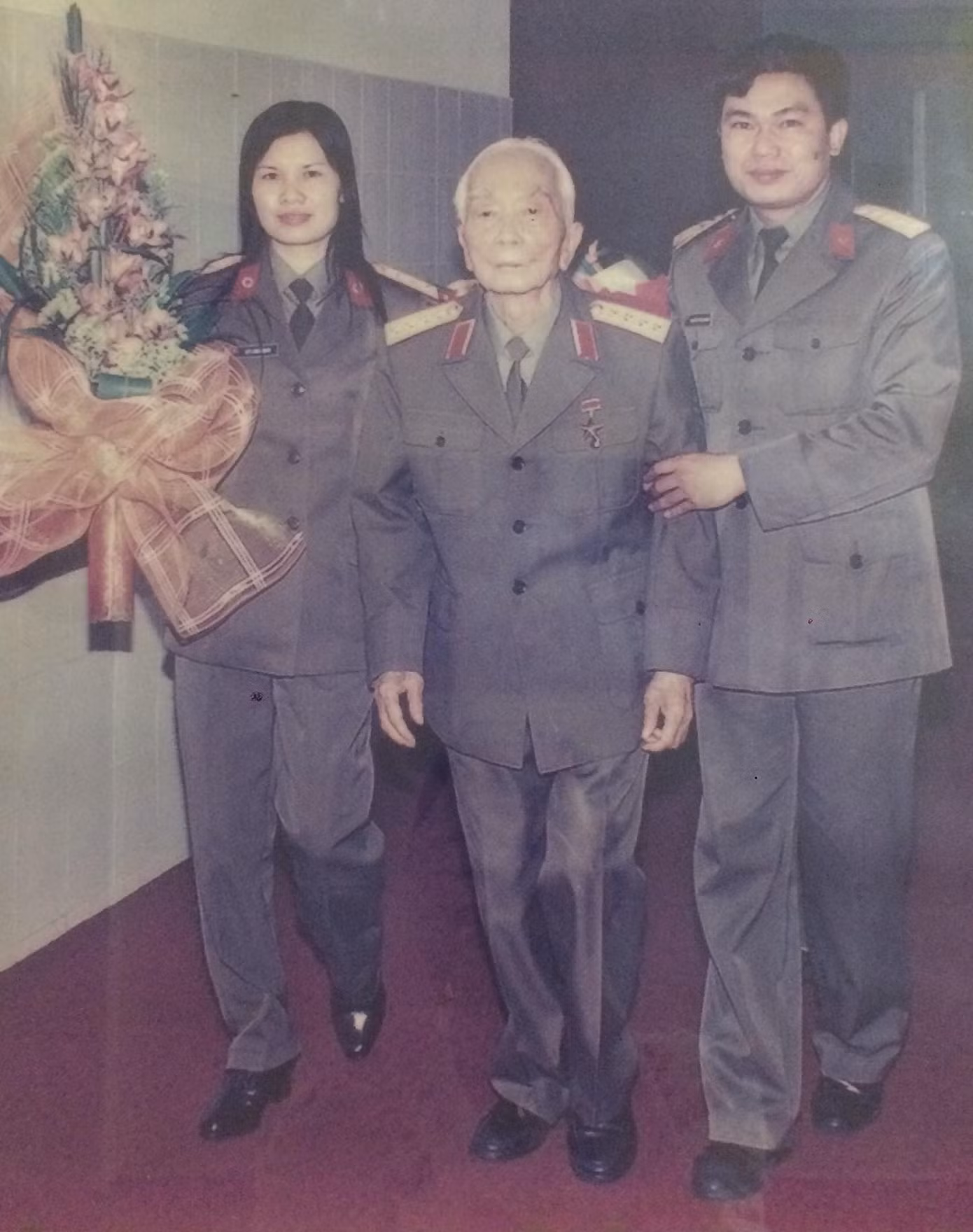 Bức ảnh vô giá chụp cùng Đại tướng được Trung tá Nguyễn Tiến Ngành treo trang trọng trong nhà