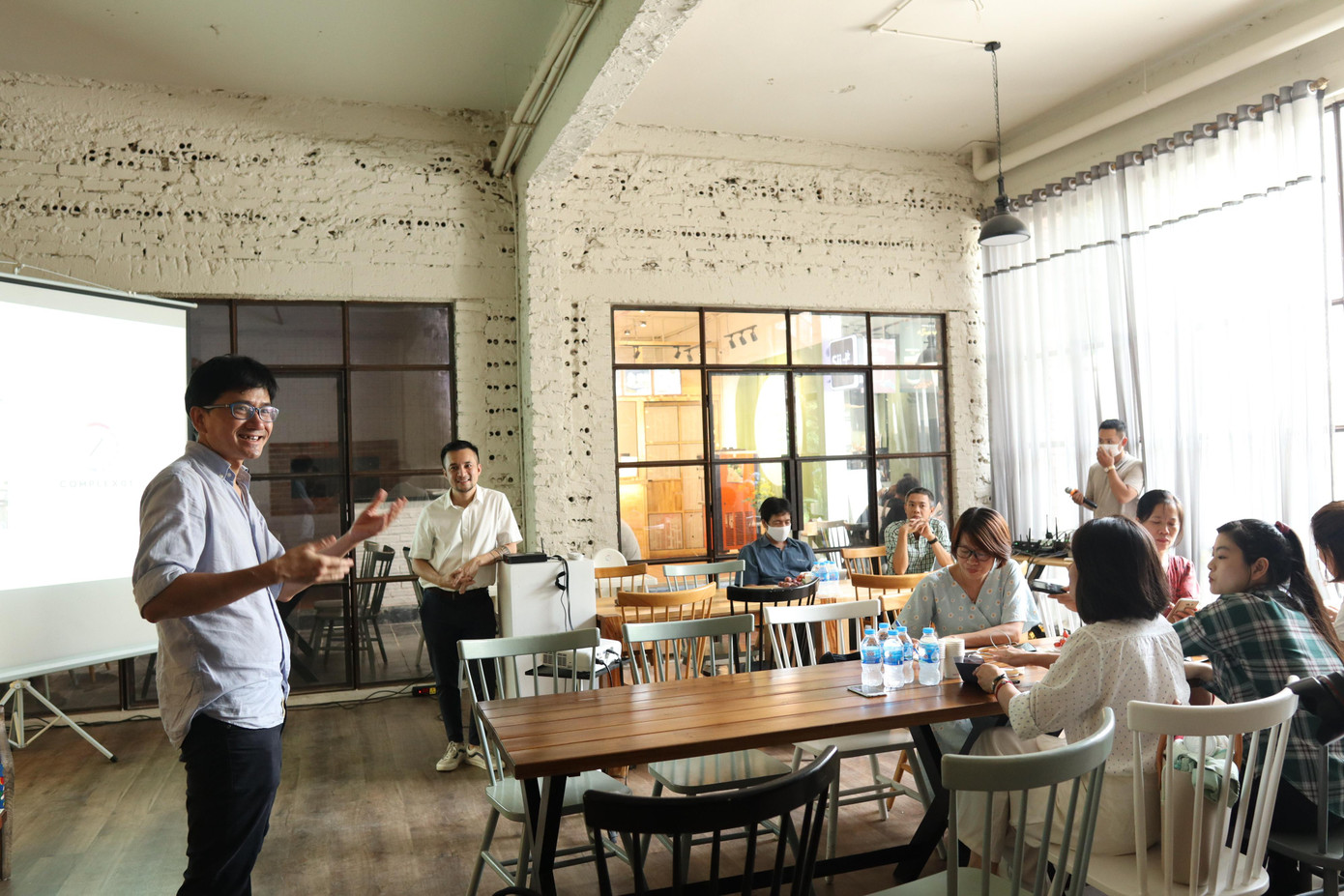 Lê Quang Bình gặp gỡ báo giới tại Complex 01- nguyên là một nhà máy in ở phố Tây Sơn, Hà Nội Lê Quang Bình gặp gỡ báo giới tại Complex 01- nguyên là một nhà máy in ở phố Tây Sơn, Hà Nội